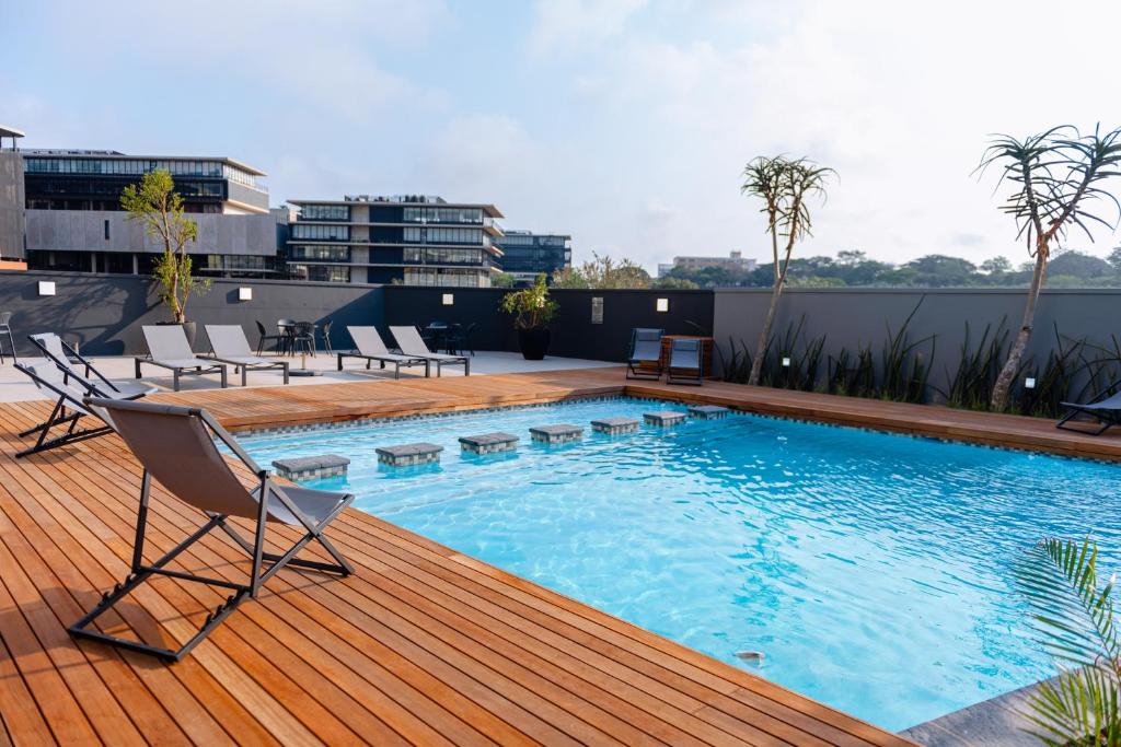 Deluxe Studio with pool views image 5